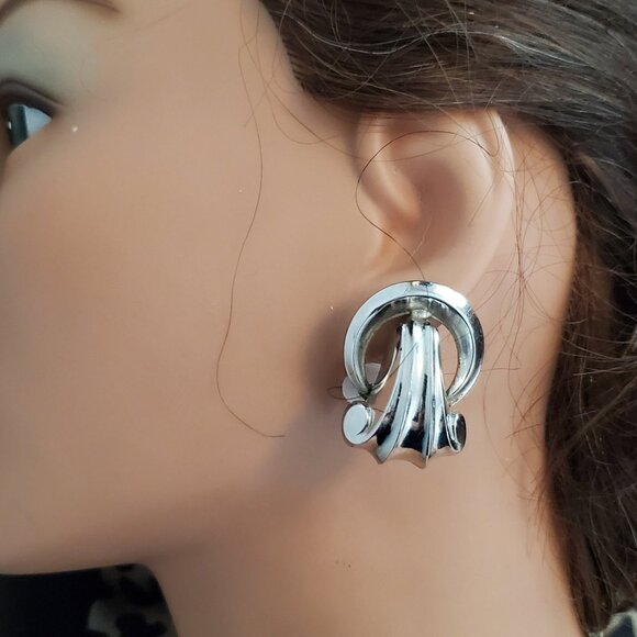 Unique Vintage Coro Silver Tone Door Knocker Screw Back Earrings - Picture 2 of 9